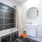 Apartment #209 Modern Bright & Stylish *